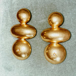 Pendientes de oro MISA elegante e irregular bañados en oro de 24k con dos pequeñas circonitas de estilo vintage - SANDRA FRECKLED joyeria de mujer