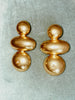 Pendientes de oro MISA elegante e irregular bañados en oro de 24k con dos pequeñas circonitas de estilo vintage - SANDRA FRECKLED joyeria de mujer