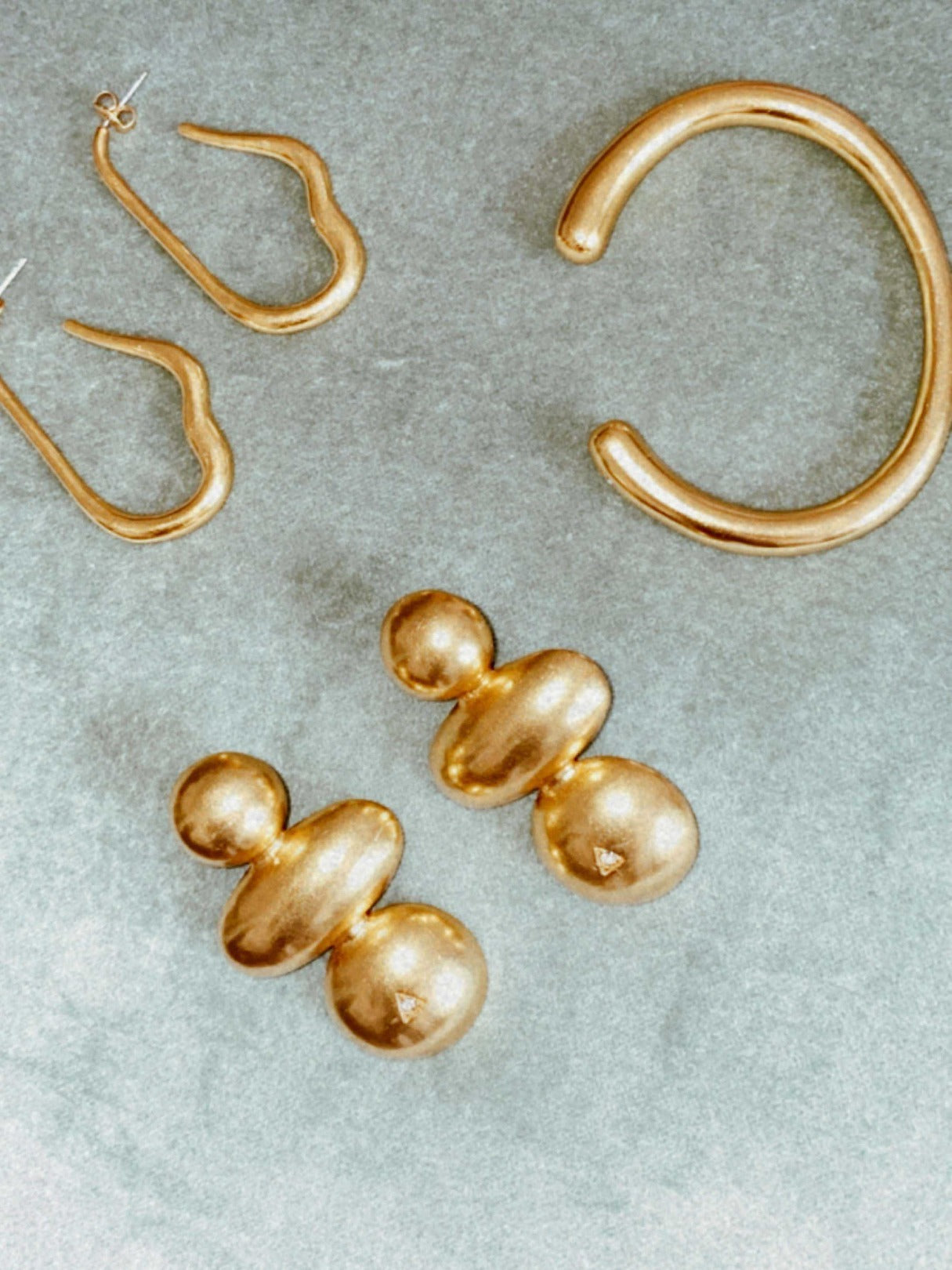 Pulsera de oro MISA con dos circonitas en los extremos bañada en oro de 24k de estilo vintage - SANDRA FRECKLED joyeria de mujer
