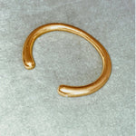 Pulsera de oro MISA con dos circonitas en los extremos bañada en oro de 24k  de estilo vintage - SANDRA FRECKLED joyeria de mujer