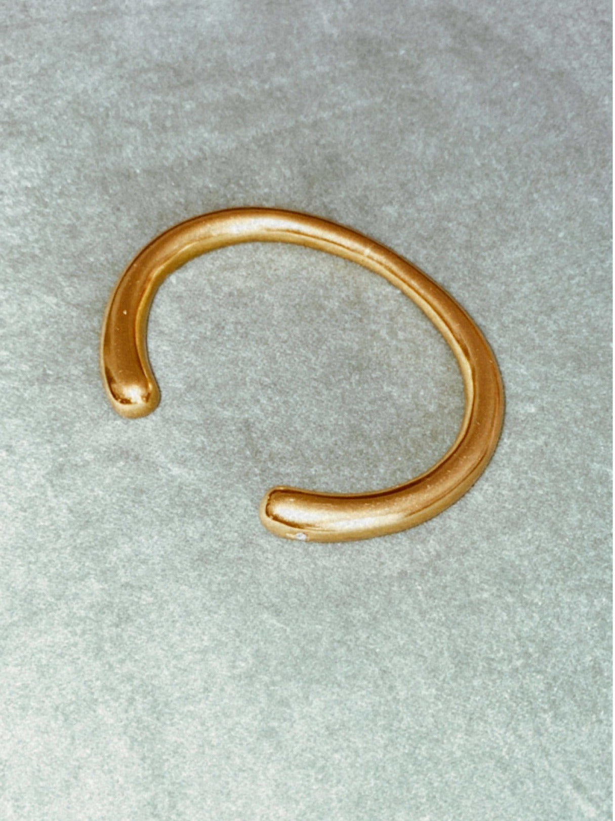 Pulsera de oro MISA con dos circonitas en los extremos bañada en oro de 24k  de estilo vintage - SANDRA FRECKLED joyeria de mujer
