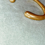 Pulsera de oro MISA con dos circonitas en los extremos bañada en oro de 24k de estilo vintage - SANDRA FRECKLED joyeria de mujer