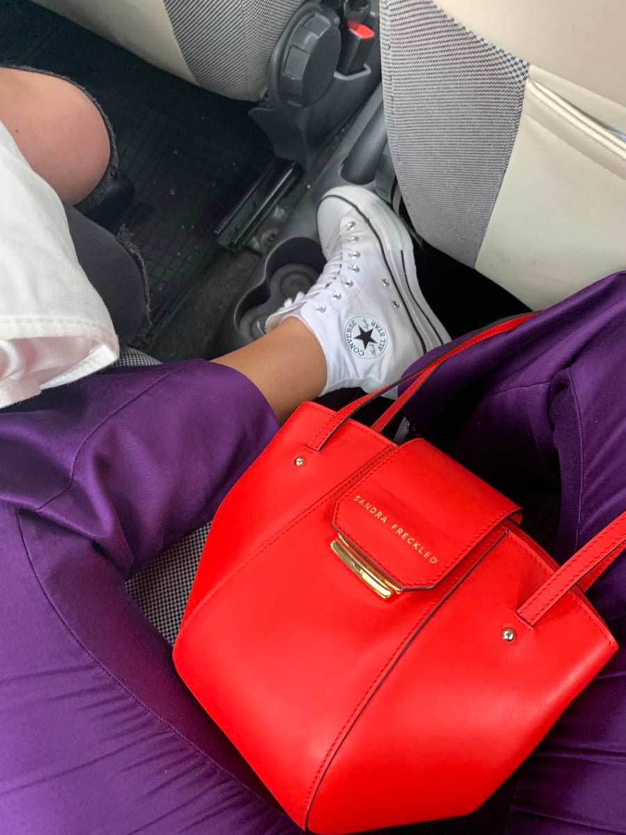 LOLA Bolso de piel en color rojo con correas y cierre dorado. Es un bolso estilo bandolera y de hombro que puede utilizarse como bolso de mano - SANDRA FRECKLED bolsos de mujer