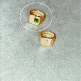 ANILLO de oro SELLO cuadrado con circonita verde bañado en oro de 24k de estilo vintage - SANDRA FRECKLED joyeria de mujer