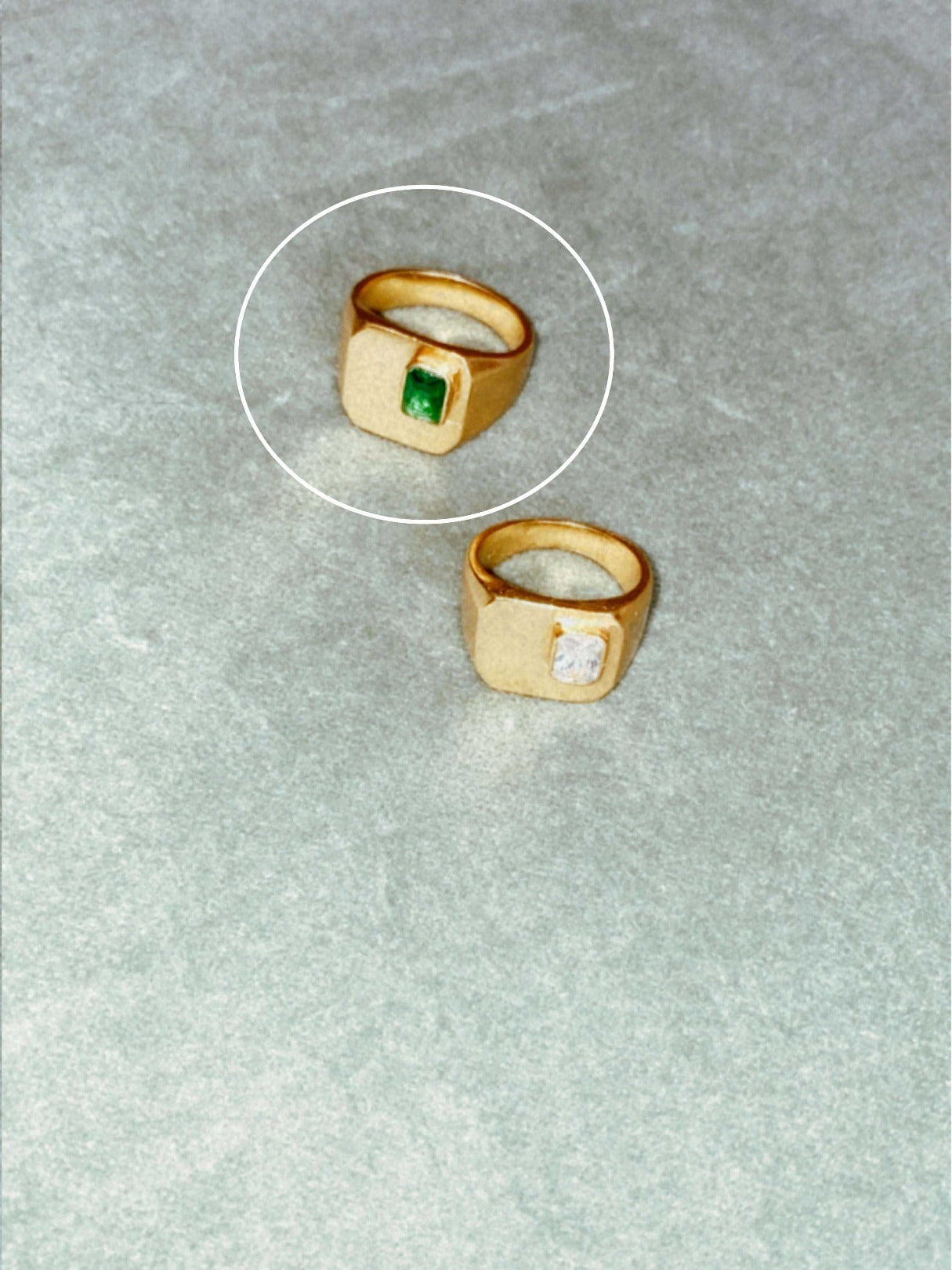 ANILLO de oro SELLO cuadrado con circonita verde bañado en oro de 24k de estilo vintage - SANDRA FRECKLED joyeria de mujer